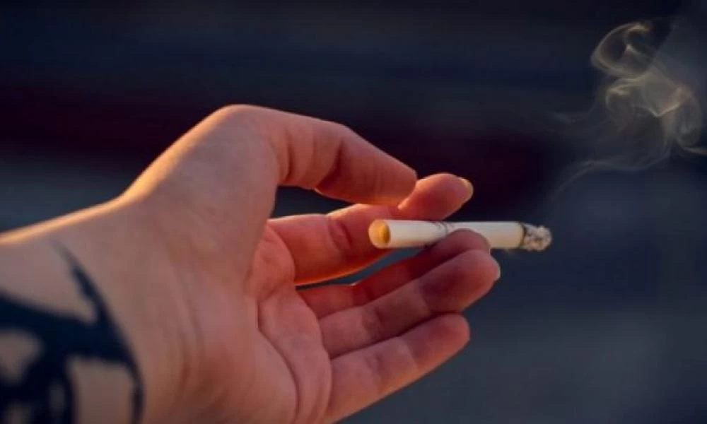 Κινδυνεύουν τελικά οι καπνιστές από τον κορωνοϊό;